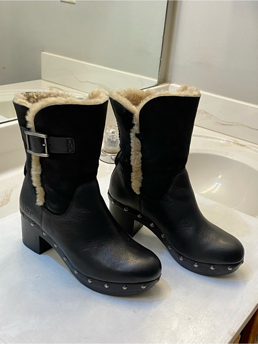 UGG Brea ankle boot woman size 6, great condition good bottom clean interior